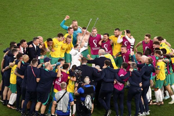 Australia là đội tuyển đầu tiên của châu Á vào vòng 1/8 World Cup 2022 - Anh 2