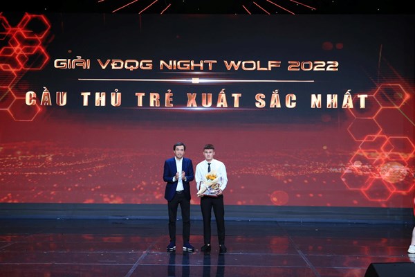 Nguyễn Văn Quyết đoạt danh hiệu Cầu thủ xuất sắc nhất V.League 2022 - Anh 3