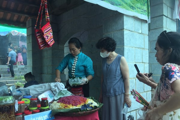 Thưởng thức món ngon tại “Phiên chợ vùng cao ngày Tết” - Anh 1