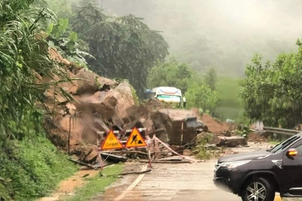 Quảng Nam: Mưa lớn, nhiều tuyến đường ngập, sạt lở - Anh 2