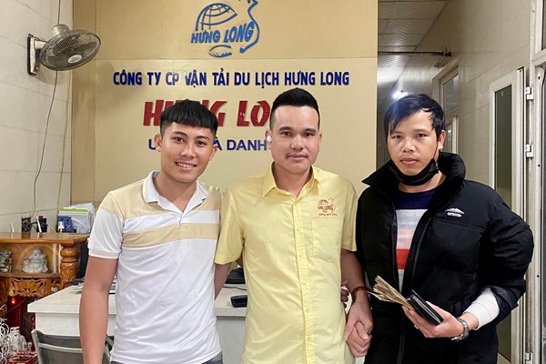 Tài xế và phụ xe trả lại gần 200 triệu đồng cho khách để quên - Anh 1