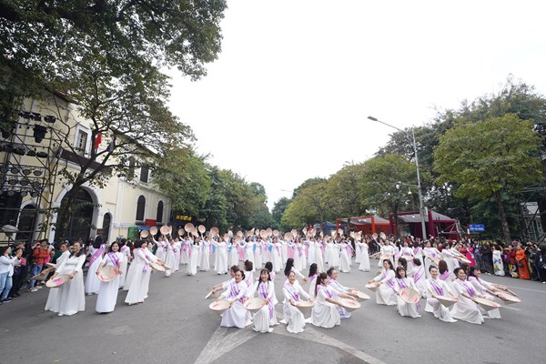30.000 lượt người tham dự Lễ hội Áo dài du lịch Hà Nội - Anh 8