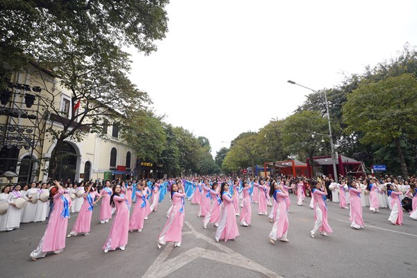 30.000 lượt người tham dự Lễ hội Áo dài du lịch Hà Nội - Anh 7