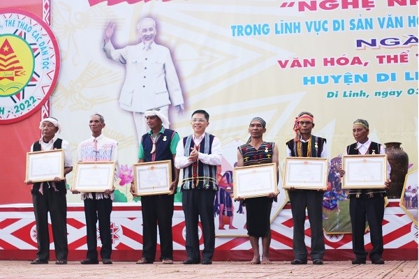Lâm Đồng: 6 nghệ nhân được phong tặng danh hiệu 'Nghệ nhân ưu tú' - Anh 1