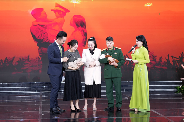 “Hậu phương vững chắc” của các quân nhân - Anh 1
