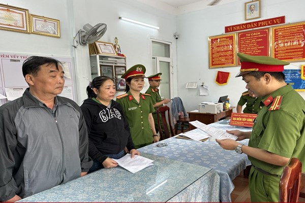 Bắt tạm giam hai vợ chồng lừa đảo chiếm đoạt 371 tỉ đồng - Anh 1