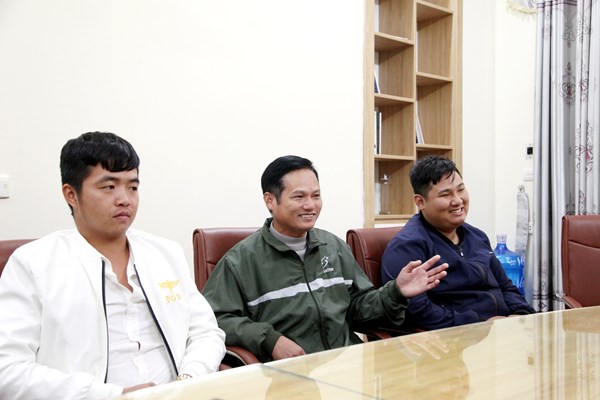 Gia đình có hai thế hệ học cùng trường, cùng lớp - Anh 1