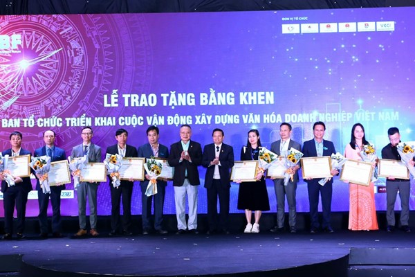 Trao Giải thưởng công nhận “Doanh nghiệp đạt chuẩn Văn hóa kinh doanh” năm 2022: Đề xuất có những chính sách cụ thể về xây dựng, phát triển văn hoá doanh nghiệp - Anh 1