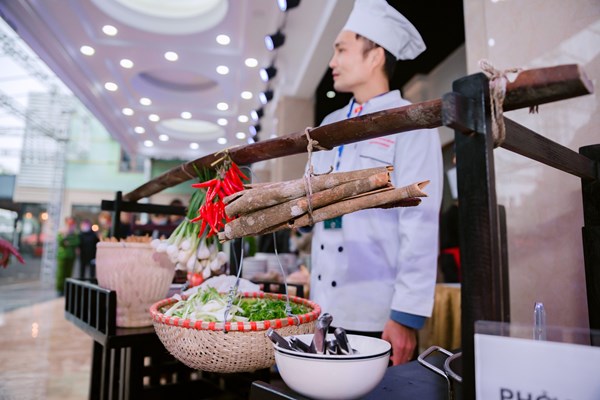 Đại sứ và các nhà ngoại giao hào hứng trải nghiệm phở tại Nam Định - Anh 10