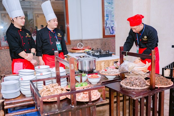 Đại sứ và các nhà ngoại giao hào hứng trải nghiệm phở tại Nam Định - Anh 8