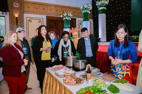 Đại sứ và các nhà ngoại giao hào hứng trải nghiệm phở tại Nam Định - Anh 2