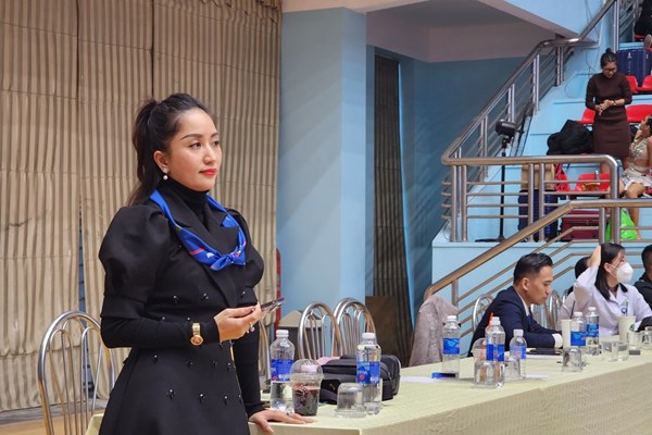 Kiện tướng Dance sport Khánh Thi chăm chú xem chồng thi đấu - Anh 1