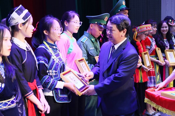 Lễ Tuyên dương HSSV, thanh niên DTTS xuất sắc, tiêu biểu:  Cùng “vượt khó vươn lên” - Anh 3
