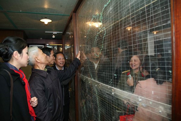 “Từ mặt đất đến bầu trời