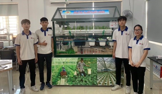 Nhóm SV trường nghề đam mê công nghệ sản xuất nông nghiệp - Anh 1