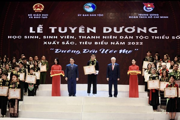 Lễ Tuyên dương học sinh, sinh viên, thanh niên dân tộc thiểu số xuất sắc, tiêu biểu: Những “chiến binh” trên con đường chinh phục ước mơ - Anh 1
