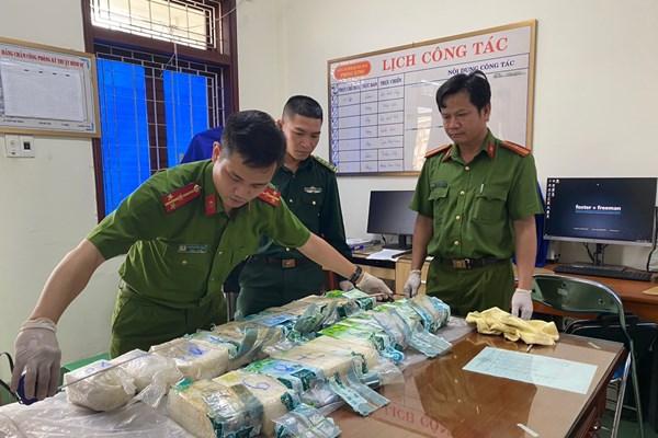 Chất rắn dạng tinh thể màu trắng trôi dạt vào bờ biển Quảng Ngãi là ma túy - Anh 2