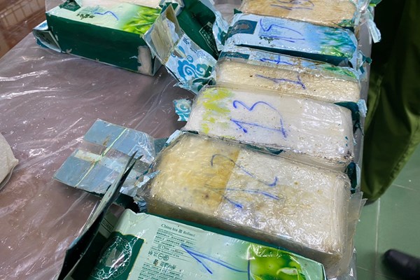 Chất rắn dạng tinh thể màu trắng trôi dạt vào bờ biển Quảng Ngãi là ma túy - Anh 1