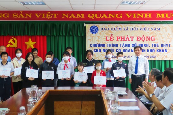 Trên 49,5 tỉ đồng để tặng sổ BHXH, thẻ BHYT cho người dân có hoàn cảnh khó khăn - Anh 1