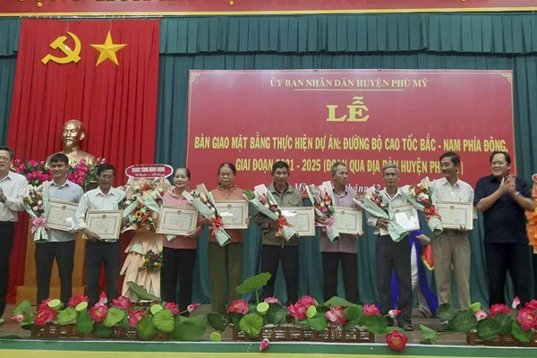 Bình Định: Bàn giao mặt bằng dự án cao tốc Bắc - Nam phía Đông huyện Phù Mỹ - Anh 1