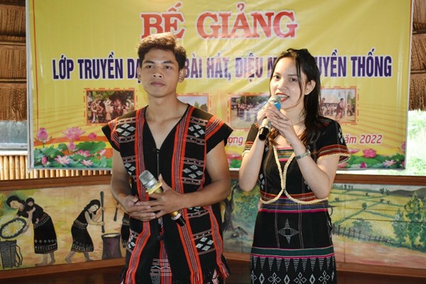 Truyền dạy các bài hát, điệu múa truyền thống của đồng bào Cơ-tu - Anh 2