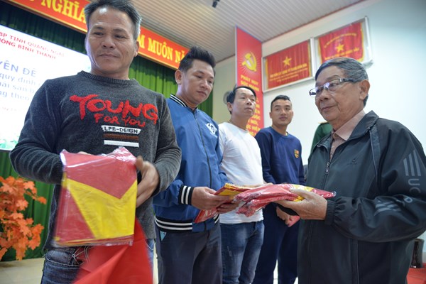 Trao cờ Tổ quốc cho ngư dân Quảng Ngãi - Anh 2