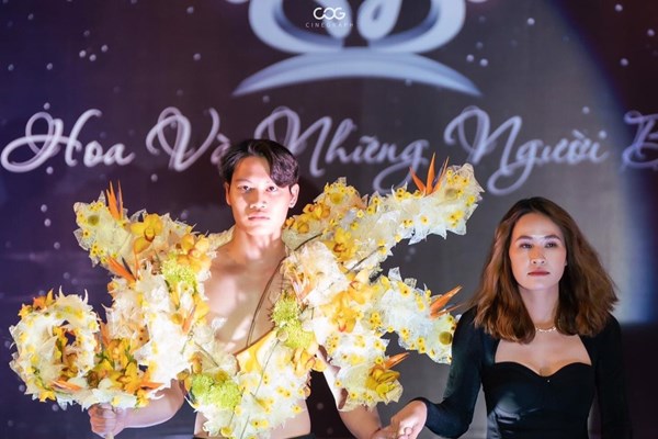Độc đáo sự kiện kết hợp giữa hoa và thời trang - Anh 3