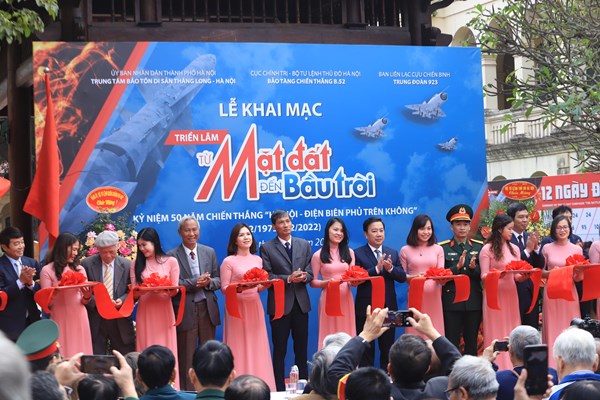 Cuộc gặp của những nhân chứng lịch sử “Từ mặt đất đến bầu trời” - Anh 1