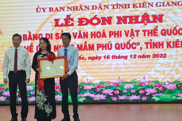 Nghề làm nước mắm Phú Quốc nhận Bằng di sản văn hóa phi vật thể quốc gia - Anh 1