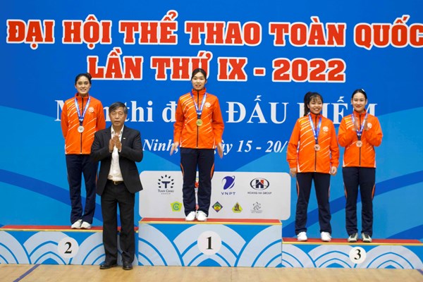 Thêm 2 bộ huy chương được trao ở môn đấu kiếm - Anh 1