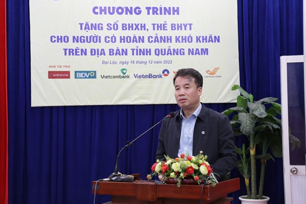 Lan tỏa yêu thương từ việc tặng sổ BHXH, thẻ BHYT - Anh 1