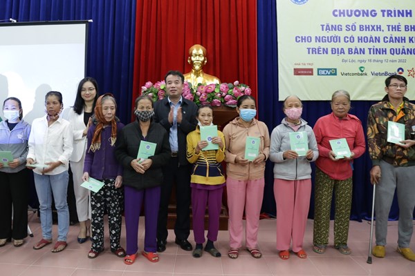 Lan tỏa yêu thương từ việc tặng sổ BHXH, thẻ BHYT - Anh 2