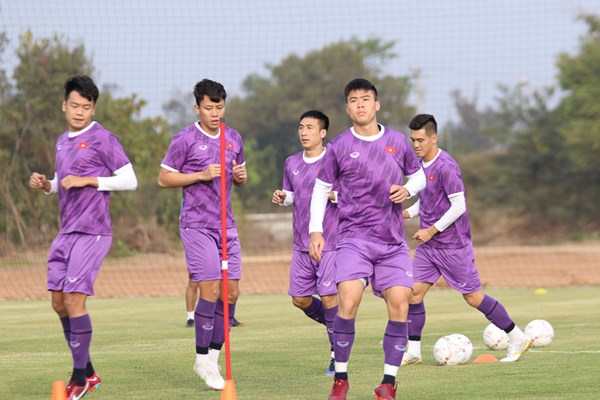 Tuyển Việt Nam có buổi tập đầu tiên tại Lào - Anh 1