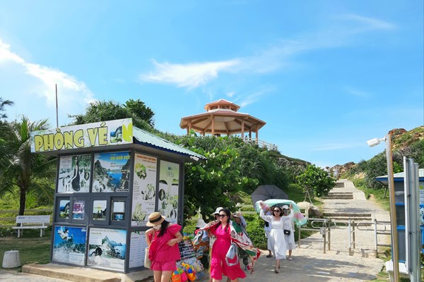 Thu phí tham quan điểm du lịch Eo Gió - Anh 1