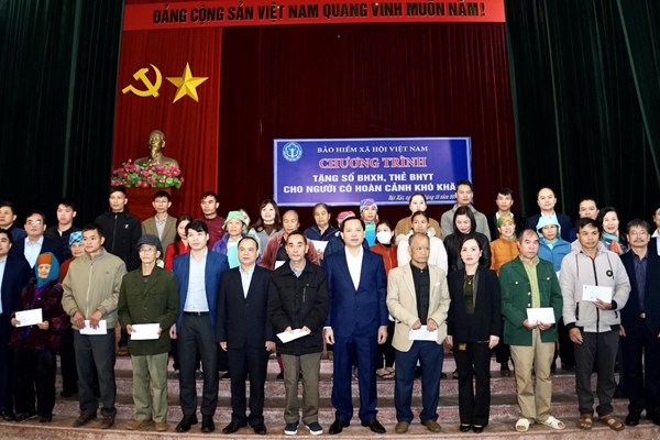 Lào Cai tặng sổ BHXH, thẻ BHYT cho người dân khó khăn - Anh 1