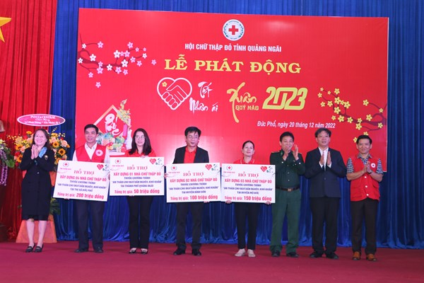 Quảng Ngãi tiếp nhận hơn 4,1 tỉ đồng ủng hộ “Tết Nhân ái” - Anh 2