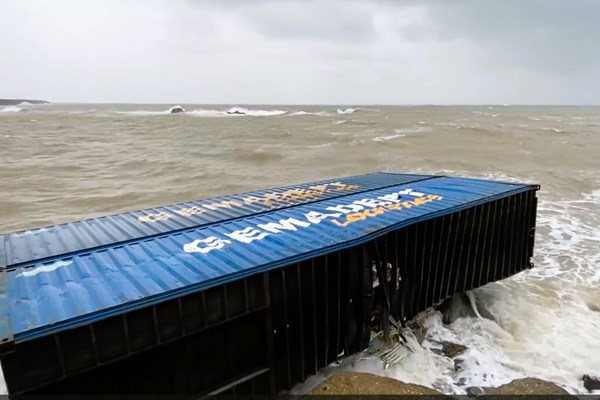 Xác định chủ các container chứa thiết bị điện lạnh ở khu vực biển Quảng Ngãi - Anh 1