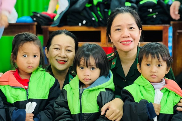 “Sưởi ấm” mùa đông cho trẻ em vùng cao - Anh 7
