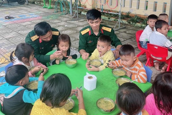 “Sưởi ấm” mùa đông cho trẻ em vùng cao - Anh 6