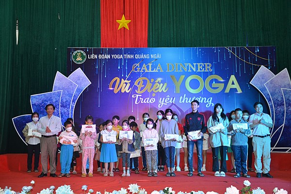 Trao quà cho học sinh nghèo nhân dịp lễ Noel - Anh 1
