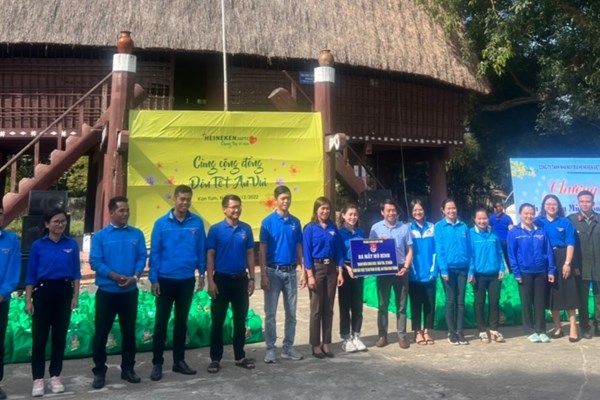 Kon Tum trao 200 suất quà cho hộ gia đình có hoàn cảnh khó khăn - Anh 2