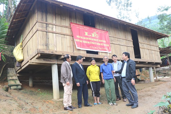 Quảng Ngãi: Bàn giao 25 nhà đại đoàn kết cho hộ nghèo ở miền núi - Anh 1