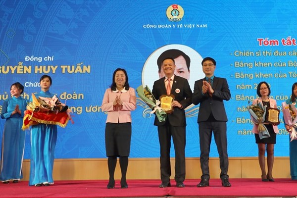 Biểu dương, khen thưởng cán bộ Công đoàn ngành Y tế - Anh 1
