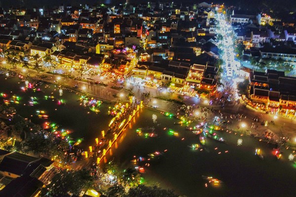 Phố cổ Hội An rộn ràng đón du khách đêm Giáng sinh - Anh 1