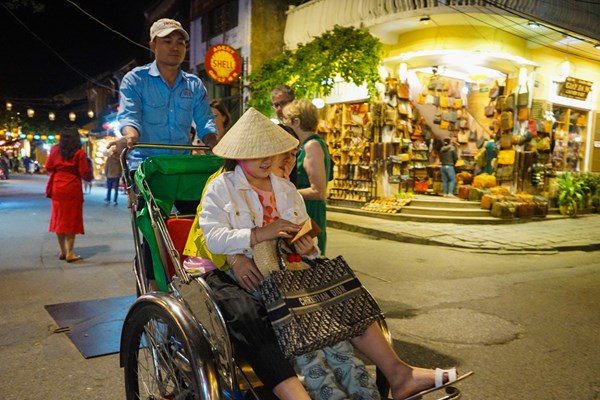 Phố cổ Hội An rộn ràng đón du khách đêm Giáng sinh - Anh 3