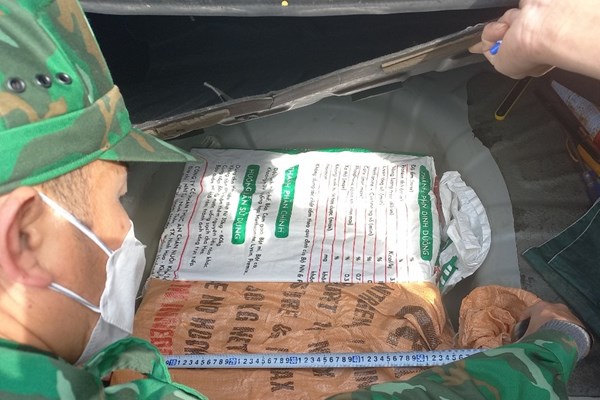 Quảng Trị: Bắt giữ xe ô tô vận chuyển gần 60 kg pháo hoa nổ - Anh 1