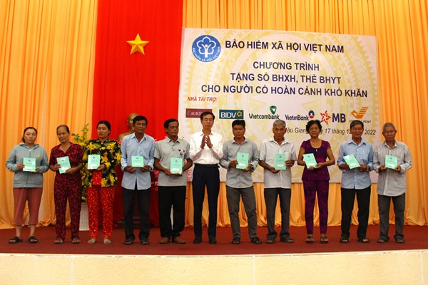 Trao an sinh tới người dân có hoàn cảnh khó khăn - Anh 1