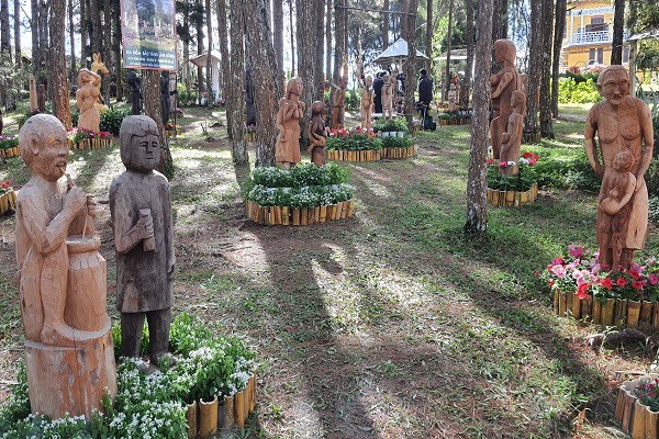 Độc đáo không gian tượng gỗ Tây Nguyên - Anh 1