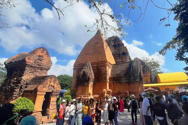 Tăng giá vé tham quan di tích Tháp Bà Ponagar và Hòn Chồng - Anh 1