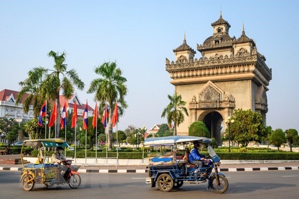 Lào dỡ bỏ hoàn toàn quy định phòng dịch Covid-19 khi nhập cảnh - Anh 1